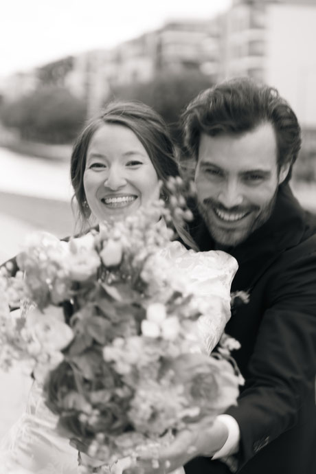mariage parisien bohème chic mariée marié bouquet fleur floral cérémonie mairie photographie poétique photo photographe professionnel évènement bohème Paris