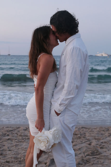 séance photo couple plage Calvi corse corsica photographe mariage bouquet fleurs mariée