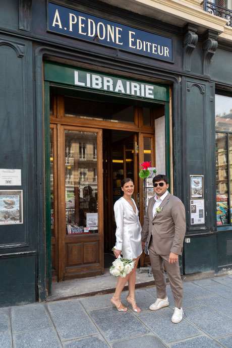 photographe mariage paris mairie Paris 5 mariage parisien chic élégant haut de gamme mariée bouquet fleurs 