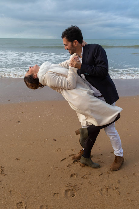 séance photo couple pré mariage plage houlgate normandie photographe