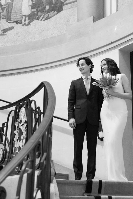 mariage parisien élégant haut de gamme romantique bohème chic mariée marié bouquet fleur floral cérémonie mairie Paris 5ème place du Panthéon photographie poétique artistique photo mariage Paris 5 photographe professionnelle Paris 5ème arrondissement