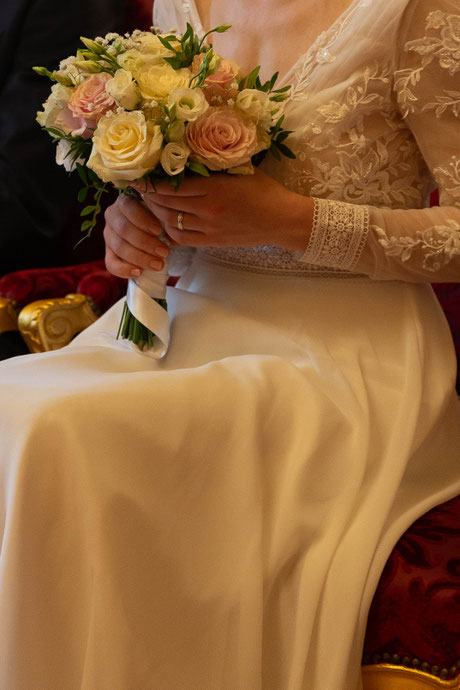 bouquet fleurs mariée mairie Paris 8 mariage parisien romantique élégant chic  photographe 