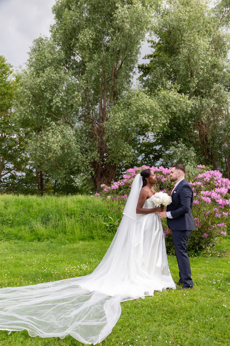 photographe mariage domaine les hirondelles bouquet fleurs pivoines mariage chic élégant romantique haut de gamme