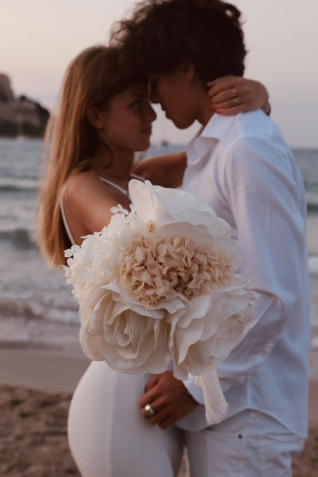 séance photo couple plage Calvi corse corsica photographe mariage bouquet fleurs mariée