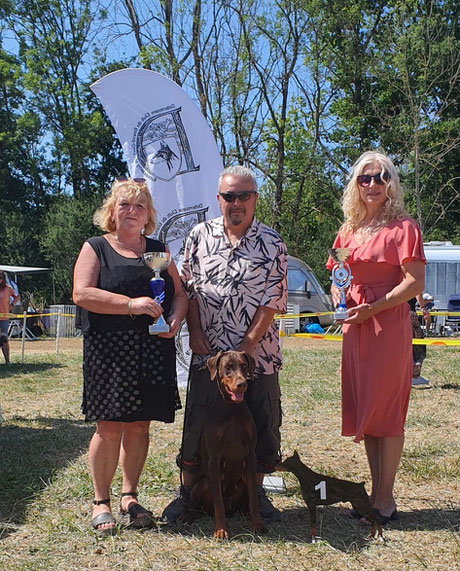 Ch. Pyrrha Of Dark Ancestor - Marie Josée Melchior-Schlechter  Président Dobermann Club Luxembourg et NadJia Timmermans-Kadenko Juge NL