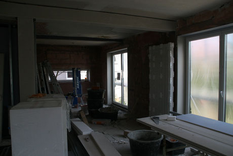 Kernsanierung , statische Abfangungen , Maurerarbeiten , neue Fensterlaibungen, verkleidete Stahlträger , neue Raumaufteilung , Bodentiefe neue Fenster , neuer Bodenaufbau , Baustelle Maurer und Stuckateur und Planung MADEJA - DIE HAUSGESTALTER