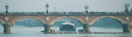 Péniche AIRBUS sous le Pont de Pierre, Bordeaux, Gironde. © Christian Coulais, vidéo-photographe