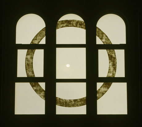 Ostfenster mit gelbem Ringbild im Kreuzrahmen. Kreis, Unendlichkeit, Vollkommenheit, Ring, Sonne, Hostie, Christus.