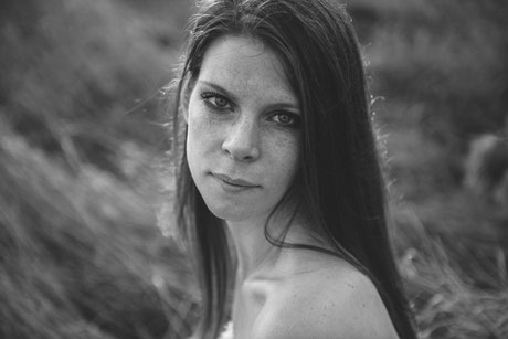 Nahaufnahme einer jungen Frau mit verträumten Blick, Schwarz-Weiß-Portrait in Ober-Mörlen.