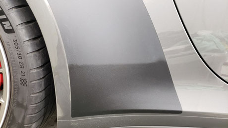 ポルシェ９９２ 黒ストーンガードの艶出し