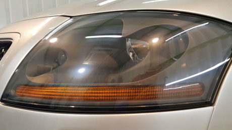 アウディTT ヘッドライトのひび・傷除去 埼玉 - 車磨き専門