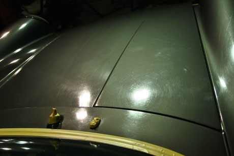 ポルシェ９６４ガンメタ　ボンネット周辺の塗装がシミ・クレーターで白ボケ