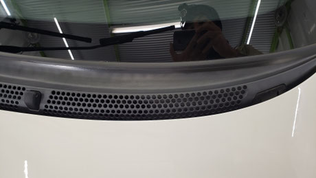 アバルト695 劣化して白ボケたカウルトップ