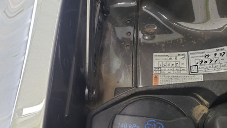 ポルシェ992 エンジンルーム左端の隙間に泥汚れ