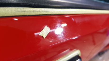 ドアの傷が目立つランチア・デルタＨＦインテグラーレ 濃色車の白ボケた塗装