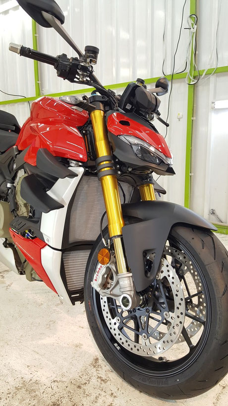 ドゥカティ・ストリートファイターV4S ナノガラスコーティング施工 埼玉