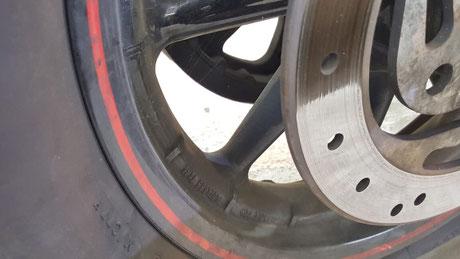 ハーレーロードキングのホイールのダスト汚れ