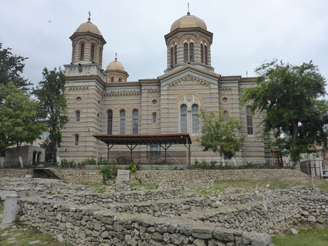 Orthodoxe Kirche mit Römer Ausgrabungen im Vordergrund