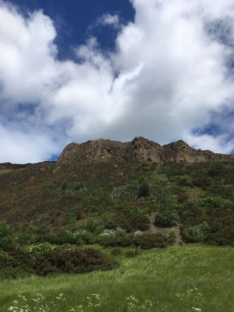 Die Salisbury Crags von unten gesehen