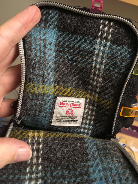 Beim Nähen einer kleinen Harris Tweed-Tasche