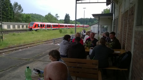 Biergartenatmosphäre am Nachmittag auf der Laderampe