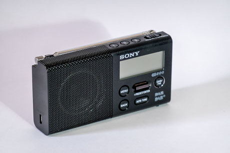 radio Sony vue de face sur fond blanc