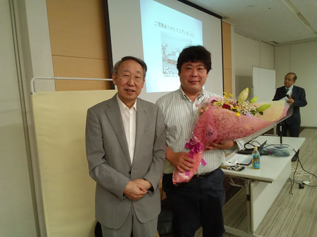 左大森倶楽部石塚理事長、　右築地学芸員