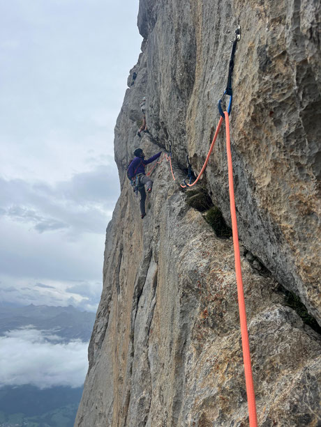 Bild aus der vertikalen Felswand mit Sicht auf Kletterpartner
