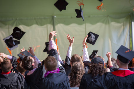 Studium, Studenten, Abschluss Bachelor, Abschluss Master, Berufseinstieg, eigene Verträge, elterliche Obhut, Versicherung für Berufseinsteiger