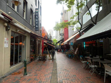 オーニングを路地裏にせり出した店たち。日本なら違反ですよ~