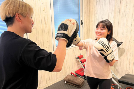 キックボクシングでクロスを打つ女性