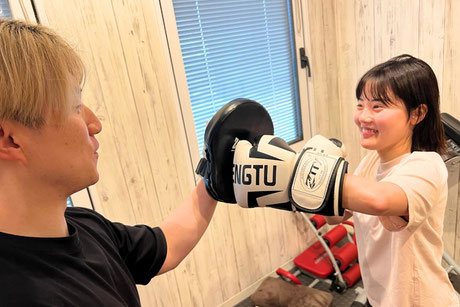 キックボクシングでフックを打つ女性