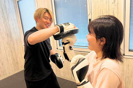 キックボクシングでアッパーカットを打つ女性
