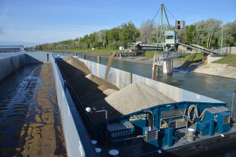 Zaterdag 29 april Om 6 uur is er gestart met laden, eerst in de bak en daarna in het schip.
