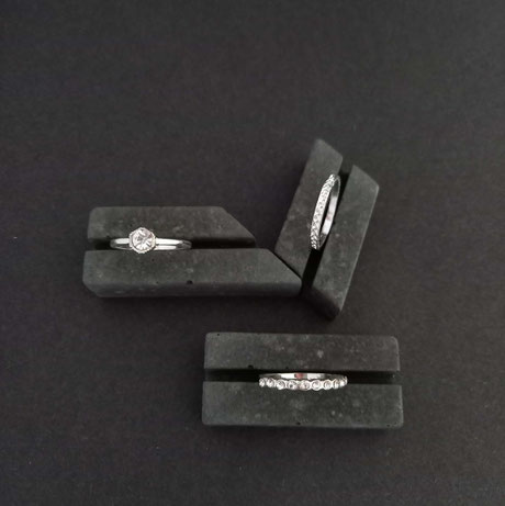Geometric Concrete Base, for card or ring display by PASiNGA