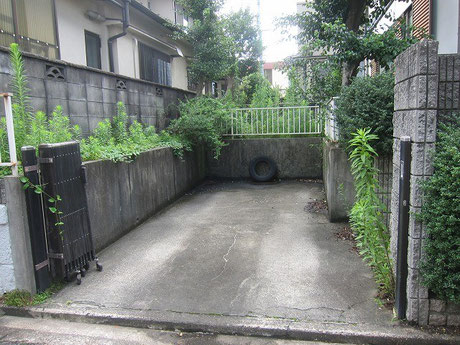 庭につっこんでいくカーポート。