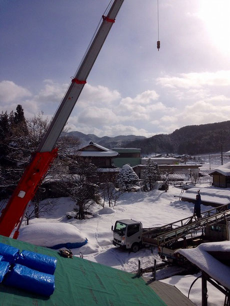 高山はきれいな雪景色。敷地まで雪かきをして、工事開始。