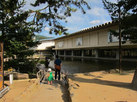 池横のスロープを下ります。