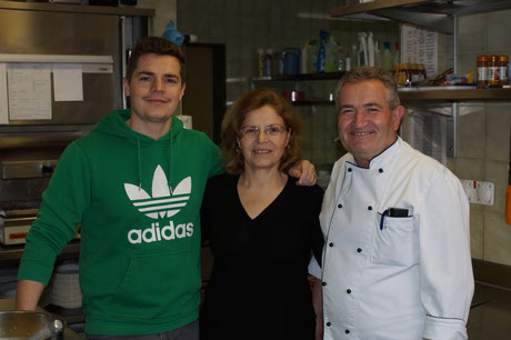 Foto Familie Hoxha  von links nach rechts: Gjemail  (Jimmy), Resmije und Shaqir Hoxha