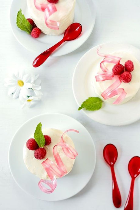 Crear bonitos lazos decorativos con azucar isomalt te permitirá decorar todas tus tartas o galletas con formas originales. Los lazos con azucar son una de las tecnicas más empleadas en la reposteria creativa.