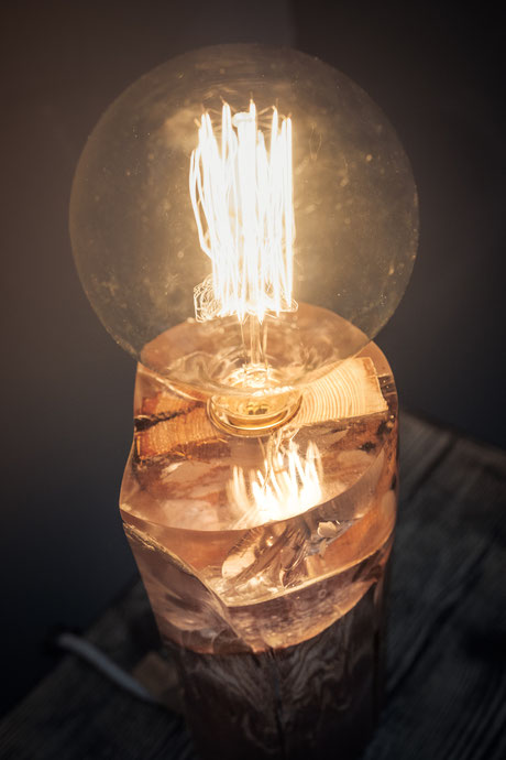 Ciaro lunico zug online shop swissmade handmade tischlampe lampe leuchte baumstamm stamm balken holzbalken hausbalken kunsthartz eis optik feuer effekt