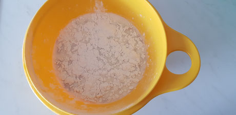 Den Zucker in lauwarmer Milch auflösen und Hefe hineinbröckeln. Etwas Mehl und eine kleine Prise Salz hinzugeben und alles gut vermischen. Etwa 10 Minuten warten, bis die Hefe aufgeht.