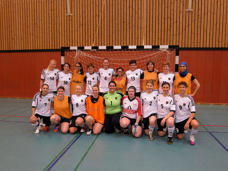 Testspiel in der Sportschule Wedau: Unsere Futsalicious Essen Ladies inmitten der EM-Fahrerinnen von der Deutschen Frauen-Futsal-Nationalmannschaft der Gehörlosen (Foto: Futsalicious Essen)