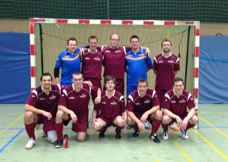 Bei aller Freude ein wenig verwackelt - oder bebte die Halle? Das "Futsalicious II"-Erfolgsteam im Nachbarschaftsderby mit dem "PCF Mülheim" (Foto: FE)