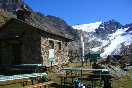 Weißkugelhütte in Langtaufers im Vinschgau in Südtirol. Gletscher und anmutige Berggipfel in greifbarer Nähe am Reschenpass.