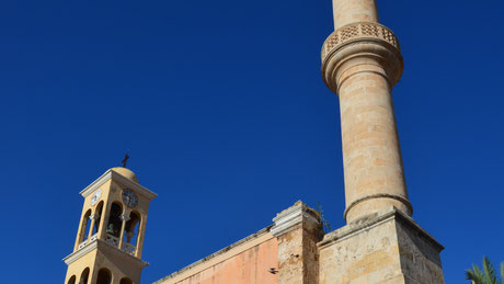 Foto Karagiannakis, Kirche mit Glockenturm und Minarett