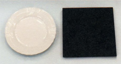 図１／左：磁器皿　右：雄勝石皿