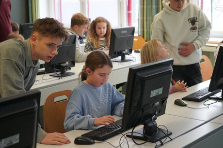 Schulklasse mit Laptops