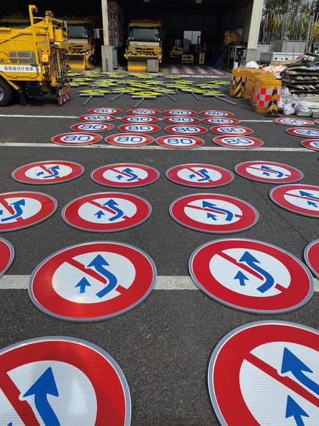 高速道路用規制標識