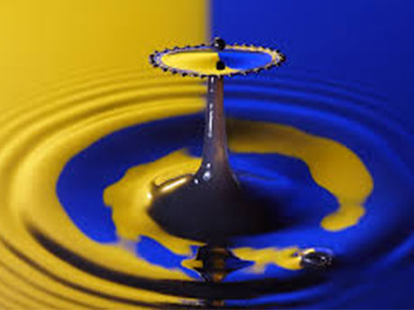 Goutte d'eau jaune et bleu, représentant la dualité de l'humain, accessible grâce à l'hypnose.